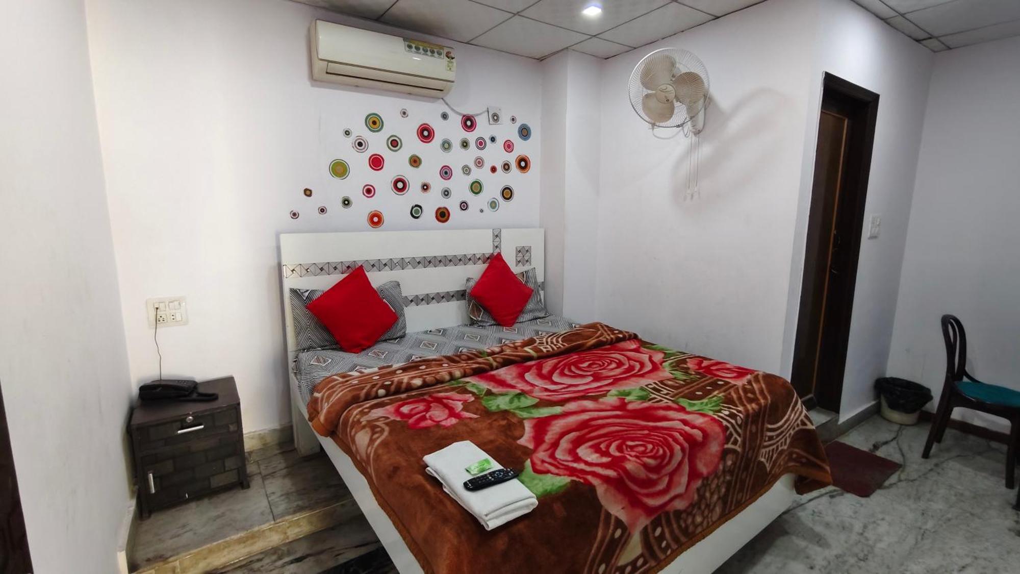 Rajdhani Guest House Фаридабад Экстерьер фото