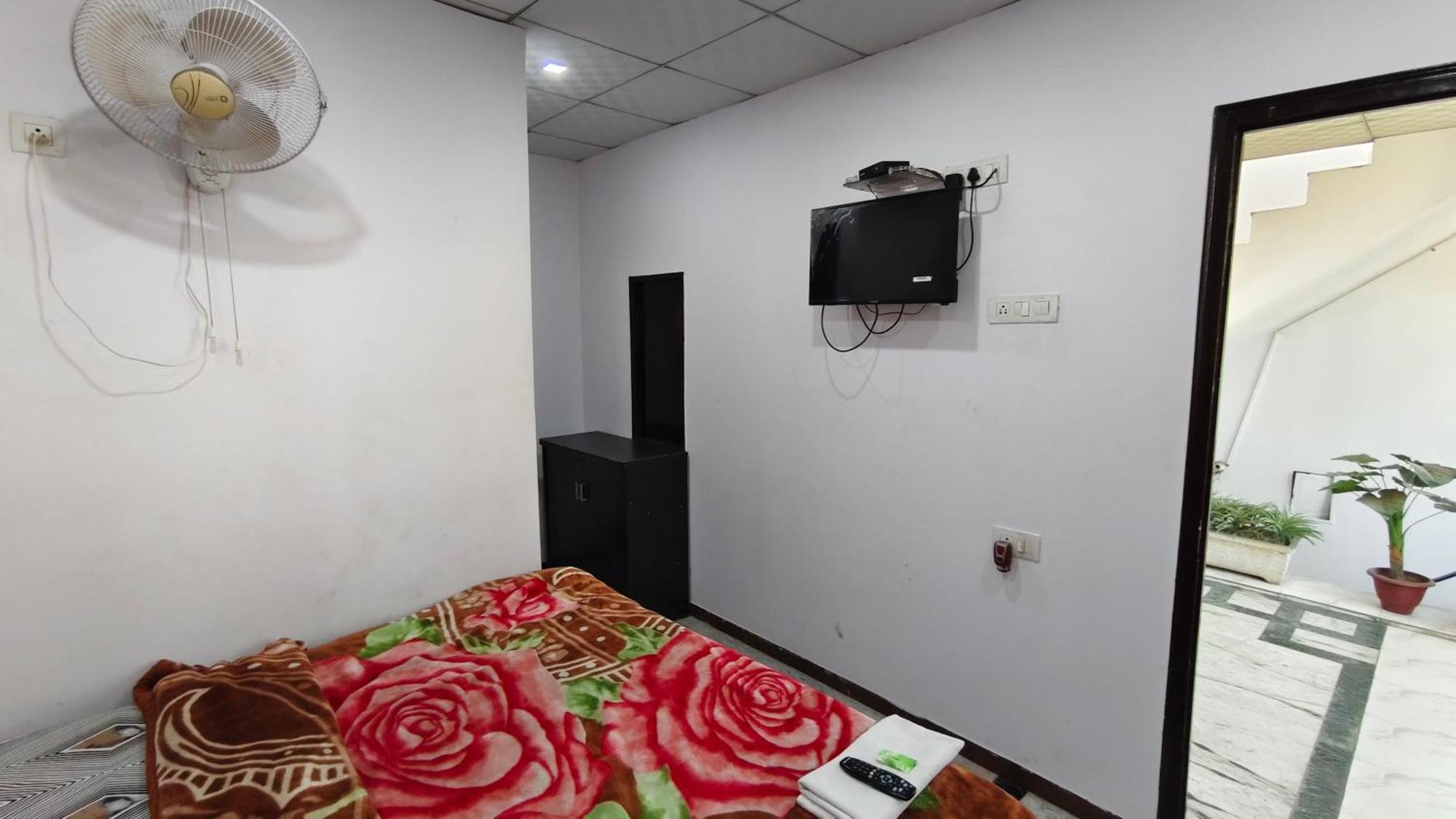 Rajdhani Guest House Фаридабад Экстерьер фото
